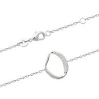 Bracelet composé d'une chaîne et d'un cercle difforme en argent 925/000 rhodié et pavé en partie d'oxydes de zirconium blancs. Fermoir mousqueton avec anneaux de rappel à 16 et 18 cm.
