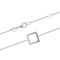 Bracelet composé d'une chaîne et d'un carré en argent 925/000 rhodié et pavé en partie d'oxydes de zirconium blancs. Fermoir mousqueton avec anneaux de rappel à 16 et 18 cm.
