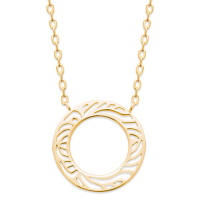 Collier composé d'une chaîne et d'un pendentif cercle aux motifs ajourés en plaqué or jaune 18 carats. Fermoir mousqueton avec anneaux de rappel à 40, 42 et 45 cm.