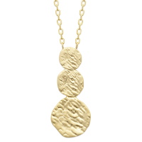 Collier composé d'une chaîne avec un pendentif de trois pastilles rondes martelées en plaqué or jaune 18 carats. Fermoir mousqueton avec anneaux de rappel à 40, 42 et 45 cm.