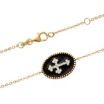 Bracelet avec pastille motif croix en plaqué or, émail de couleur noire et oxydes de zirconium.