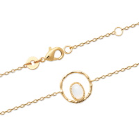 Bracelet composé d'une chaîne en plaqué or jaune 18 carats et d'un cercle surmonté d'une véritable pierre de lune de forme ovale. Fermoir mousqueton avec anneaux de rappel à 16 et 18 cm.