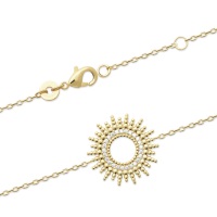 Bracelet composé d'une chaîne en plaqué or jaune 18 carats et d'un soleil pavé d'oxydes de zirconium. Fermoir mousqueton avec anneaux de rappel à 16 et 18 cm.