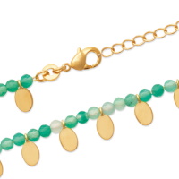 Bracelet composé d'une chaîne en plaqué or jaune 18 carats surmontée de perles en véritable pierre de calcédoine verte et pampilles ovales en plaqué or jaune 18 carats. Fermoir mousqueton avec 3 cm de rallonge.