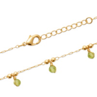 Bracelet composé d'une chaîne en plaqué or jaune 18 carats et 5 perles pendantes en véritable pierre de péridot. Fermoir mousqueton avec 3 cm de rallonge.