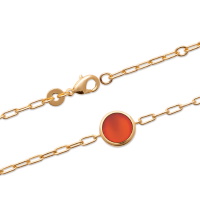 Bracelet composé d'une chaîne en plaqué or jaune 18 carats et d'une véritable pierre d'agate rouge sertie clos. Fermoir mousqueton avec anneaux de rappel à 16 et 18 cm.