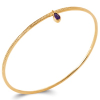 Bracelet jonc fermé en plaqué or jaune 18 carats avec une pierre de couleur violette sertie clos.