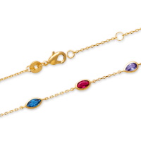 Bracelet composé d'une chaîne en plaqué or jaune 18 carats et de 7 pierres multicolores serties clos. Fermoir mousqueton avec anneaux de rappel à 16 et 18 cm.