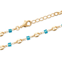 Bracelet composé d'une chaîne grain de café en plaqué or jaune 18 carats et de cristaux de couleur bleue turquoise de forme cubique. Fermoir mousqueton avec 2 cm de rallonge.