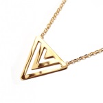 Collier Triangles en plaqué or.