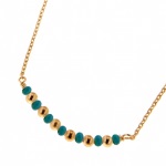 Collier avec perles en plaqué or et pierres de couleur turquoise.