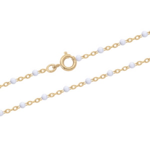 Collier composé d'une chaîne en plaqué or jaune 18 carats et de perles en résine de couleur blanche. Fermoir anneau ressort avec 3 cm de rallonge.