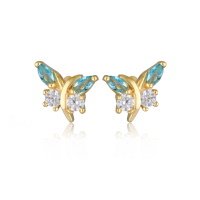Boucles d'oreilles puces en forme de papillon en plaqué or jaune 18 carats serties d'oxydes de zirconium blanc et de pierres aqua marine.