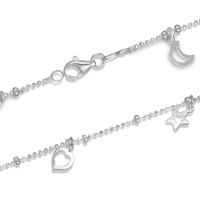 Bracelet composé d'une chaîne boules avec pendants charm's croissant de lune, étoiles et cœur en argent 925/000 rhodié.