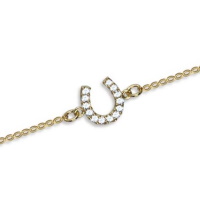 Bracelet composé d'une chaîne en plaqué or jaune 18 carats et d'un fer à cheval pavé d'oxydes de zirconium blancs. Fermoir anneau ressort avec anneaux de rappel à 17,5, 18, 20,5 cm.
