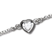 Bracelet composé d'une chaîne en argent 925/000 rhodié et d'un cœur serti clos d'un oxyde de zirconium blanc. Fermoir anneau ressort avec anneaux de rappel à 15, 16,5 et 18 cm.
