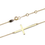 Bracelet avec croix en plaqué or.