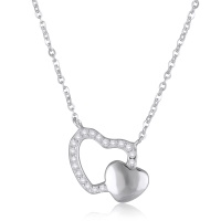 Collier composé d'une chaîne en argent 925/000 et d'un pendentif en forme de deux cœurs dont un pavé d'oxydes de zirconium blancs. Fermoir mousqueton avec anneaux de rappel à 43, 44 et 45 cm.