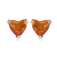 Boucles d'oreilles puces en argent 925/000 rhodié surmontées d'une véritable perle d'ambre en forme de coeur.
