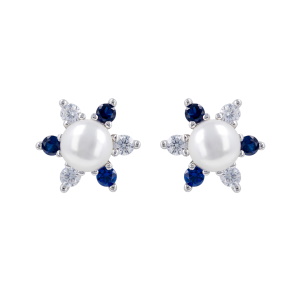 Boucles d'oreilles puces en forme de fleur en argent 925 rhodié serties d'oxydes de zirconium blancs et bleus saphir surmontées d'une perle d'imitation.