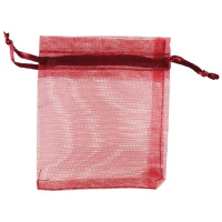 Pochette cadeau en tissu organza de couleur rouge bordeaux.
