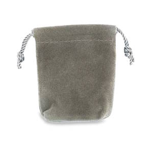 Ce sachet pochette cadeau avec son design sobre et sa texture douce le rendent idéal pour protéger de petits bijoux tels que des bagues ou boucles d'oreilles. Facile à transporter, il se ferme avec un cordon pratique.