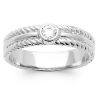 Bague anneau avec motif de tresse en argent 925/000 rhodié surmontée d'un oxyde de zirconium blanc serti clos de forme ronde.