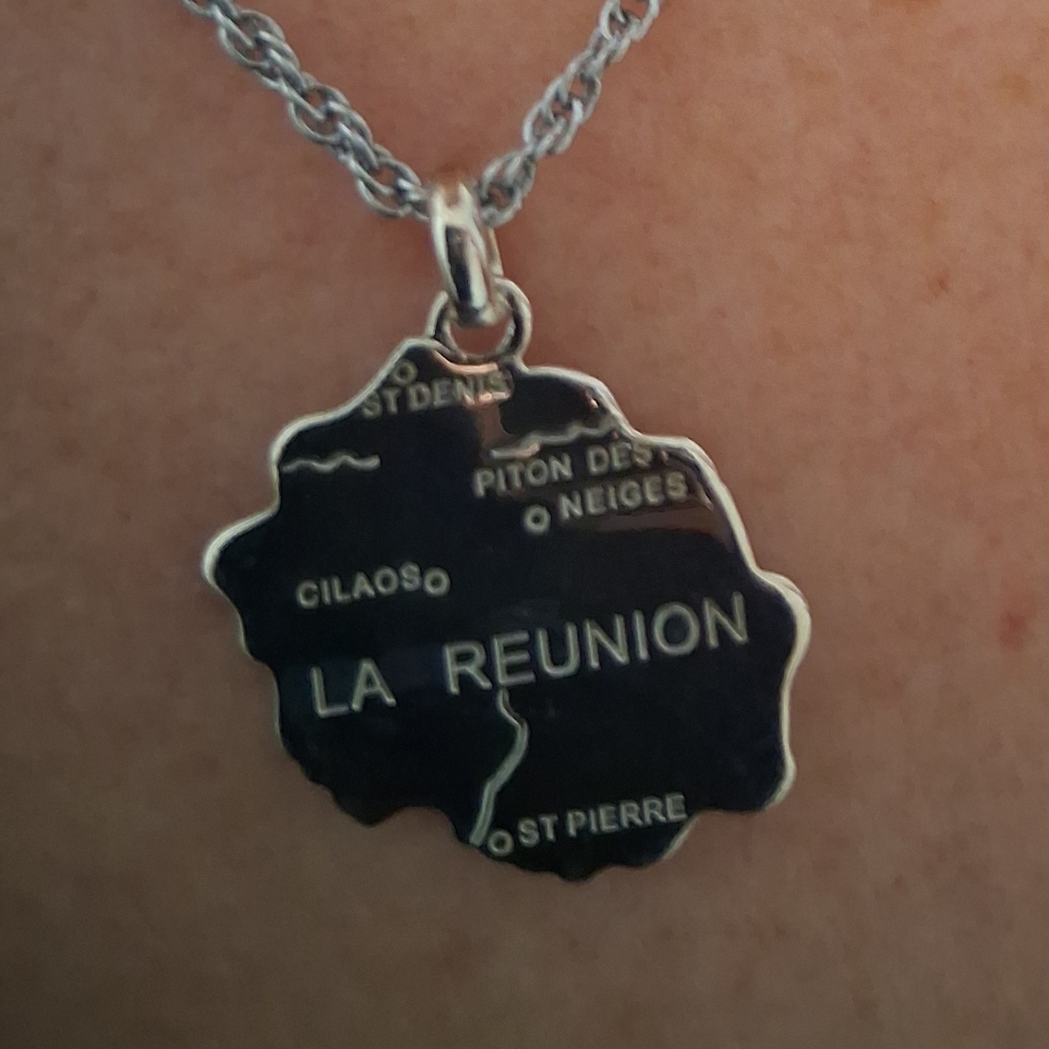 Pendentif en argent 925/000.<br/>La Réunion. La Réunion Adulte Enfant Femme Fille Garçon Géographie Homme Indémodable Mixte Pendentif en argent 925/000.<br/>La Réunion. La Réunion Adulte Enfant Femme Fille Garçon Géographie Homme Indémodable Mixte