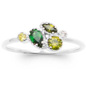 Bague en argent 925 rhodié surmontée de pierres de couleur verte serties clos.