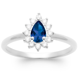 Bague en argent 925 rhodié surmontée d'un oxyde de zirconium bleu serti griffes en forme de goutte entouré d'oxydes de zirconium blancs.