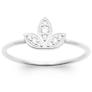 Bague en argent 925 rhodié surmontée d'une fleur de lotus sertie d'oxydes de zirconium blancs.