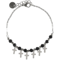 Bracelet composé d'une chaîne avec pampilles croix en acier argenté et de perles de couleur noire et grise. Fermoir mousqueton avec 2,5 cm de rallonge.