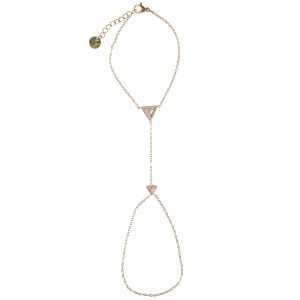 Bracelet de main composé d'une chaîne en acier doré avec un triangle serti de strass et d'une chaîne reliée à une bague chaîne en acier doré avec un triangle serti d'un strass. Fermoir mousqueton avec 2.5 cm de rallonge.