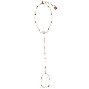 Bracelet de main composé d'une chaîne en acier doré avec une étoile sertie de strass et d'une chaîne boules reliée à une bague chaîne en acier doré avec deux strass serti clos. Fermoir mousqueton avec 2.5 cm de rallonge.