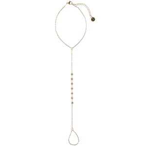 Bracelet chaîne de cheville composé d'une chaîne en acier doré et d'une bague en acier doré reliée par une chaîne avec sept strass sertis clos. Fermoir mousqueton avec 5 cm de rallonge.