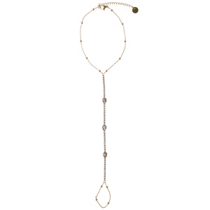 Bracelet chaîne de cheville composé d'une chaîne boules en acier doré et d'une bague en acier doré reliée par une chaîne sertie de strass. Fermoir mousqueton avec 5 cm de rallonge.