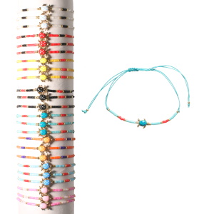 Bracelet fantaisie composé d'un cordon de couleur, de perles miyuki multicolores et d'une tortue de mer en métal doré pavée d'émail multicolore. 8 coloris différents. Vendu à l'unité. Votre préférence en commentaire.