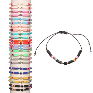 Bracelet fantaisie composé d'un cordon de couleur, de perles heishi multicolores, des perles rondes et cubiques en métal doré et d'une étoile de couleur. 12 coloris différents. Vendu à l'unité. Votre préférence en commentaire.