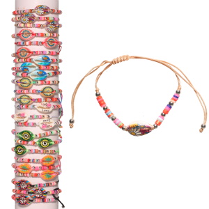 Bracelet fantaisie composé d'un cordon de couleur, de perles heishi multicolores, des perles en métal argenté et d'un coquillage cauri avec motifs. 8 coloris différents. Vendu à l'unité. Votre préférence en commentaire.