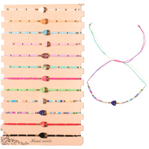 Bracelet fantaisie composé d'un cordon en coton de couleur, de perles miuyki dorés et multicolores et d'un cœur en pierre de couleur. 10 coloris différents. Vendu à l'unité. Votre préférence en commentaire.