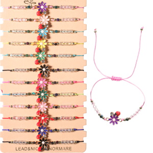 Bracelet fantaisie composé d'un cordon en coton de couleur, de perles transparentes, de perles en métal doré et d'une fleur avec une coccinelle pavées d'émail de couleur et d'un cristal serti clos. 12 coloris différents. Vendu à l'unité. Votre préférence en commentaire.