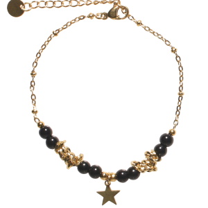 Bracelet composé d'une chaîne en acier doré, de perles de couleur noire et d'un pendant en forme d'étoile en acier doré. Fermoir mousqueton avec 3 cm de rallonge.