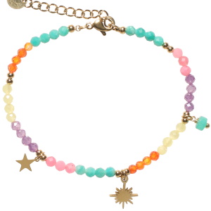 Bracelet composé d'une chaîne avec des perles en acier doré, des perles multicolores, de pendants en forme d'étoile et soleil en acier doré et d'une perle cylindrique de couleur verte. Fermoir mousqueton avec 3 cm de rallonge.