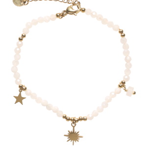 Bracelet composé d'une chaîne avec des perles en acier doré, des perles blanches, de pendants en forme d'étoile et soleil en acier doré et d'une perle cylindrique de couleur blanche. Fermoir mousqueton avec 3 cm de rallonge.