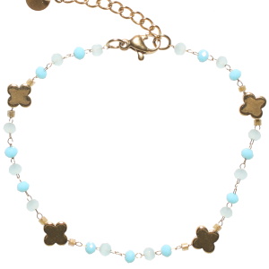 Bracelet composé d'une chaîne en acier doré, de perles de couleur bleue et de quatre trèfles à quatre feuilles en acier doré. Fermoir mousqueton avec 3 cm de rallonge.