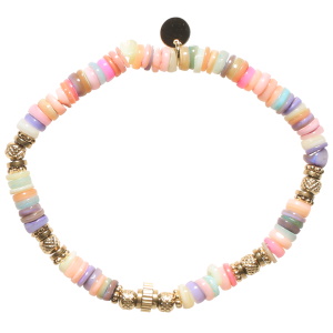 Bracelet élastique composé de perles cylindriques en acier doré et de perles cylindriques en nacre multicolores.