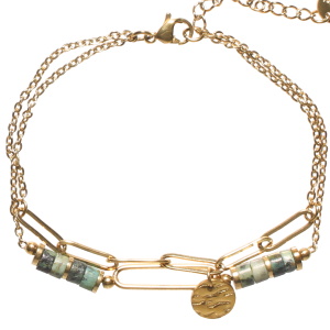 Bracelet double rangs composé d'une chaîne avec une pastille ronde martelée en acier doré, ainsi qu'une chaîne en acier doré avec des perles cylindriques de couleur verte. Fermoir mousqueton avec 3 cm de rallonge.