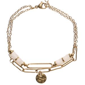 Bracelet double rangs composé d'une chaîne avec une pastille ronde martelée en acier doré, ainsi qu'une chaîne en acier doré avec des perles cylindriques de couleur blanche. Fermoir mousqueton avec 3 cm de rallonge.