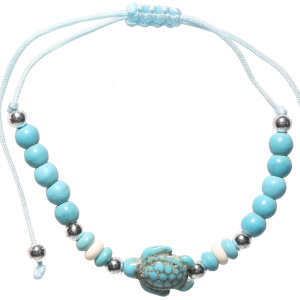 Bracelet composé d'un cordon de couleur bleu turquoise, de perles en acier argenté, de perles turquoises et d'une tortue de mer de couleur turquoise.