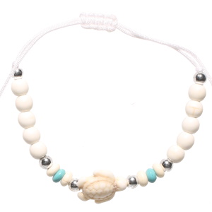 Bracelet composé d'un cordon de couleur blanc, de perles en acier argenté, de perles blanches et d'une tortue de mer de couleur blanche.